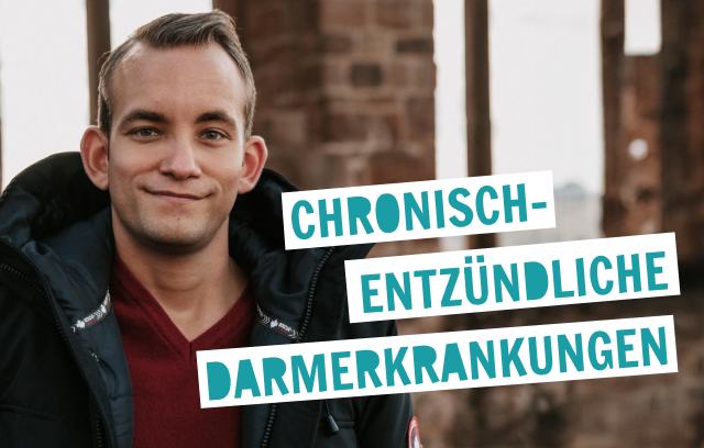 Mann steht vor einem Gebäude